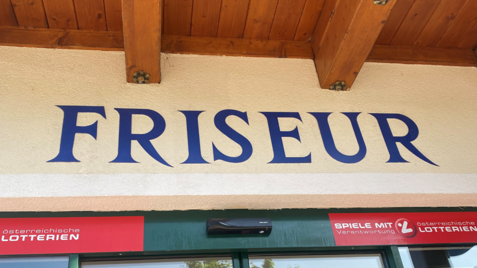 Friseur Kamm & Schere, Grundlsee, Schriftzug | © Bettina Scheck