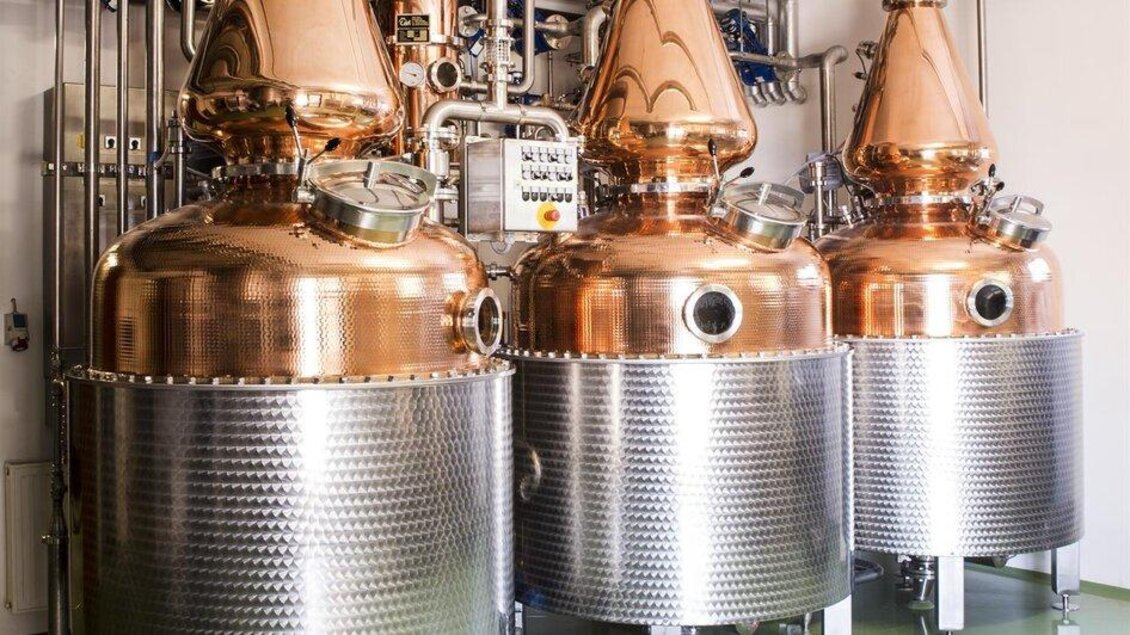 Drei Kupferbrennblasen in einer modernen Destillerie. Die Maschinen sind glänzend und gut gewartet. | © Manufaktur Gölles