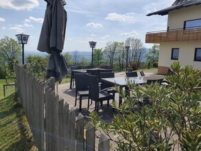 Terrasse beim Panoramastüberl in Schwaighof | © Oststeiermark Tourismus