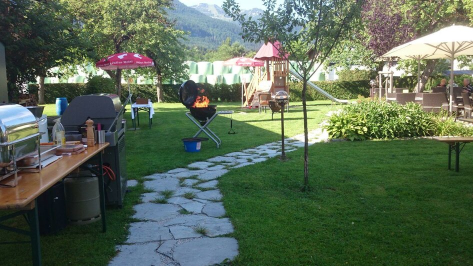 Gasthof Zauchenwirt, Grillen im Gastgarten | © Familie Schrottshammer