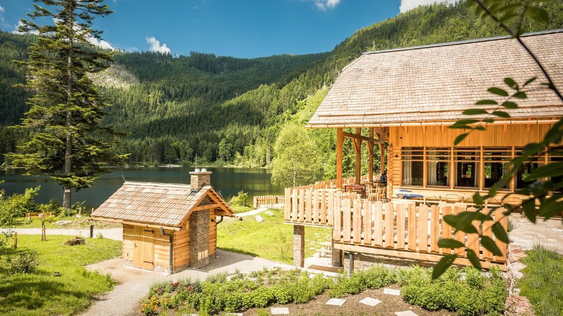 Zum Genuss Gartl gehört eine gemütliche Grillhütte am Ufer vom Ödensee, gleich neben dem Gasthaus Kohlröserlhütte mit herrlichem Blick auf die grünen Berge. </p> | © Genuss am See-Dieter Sajovic