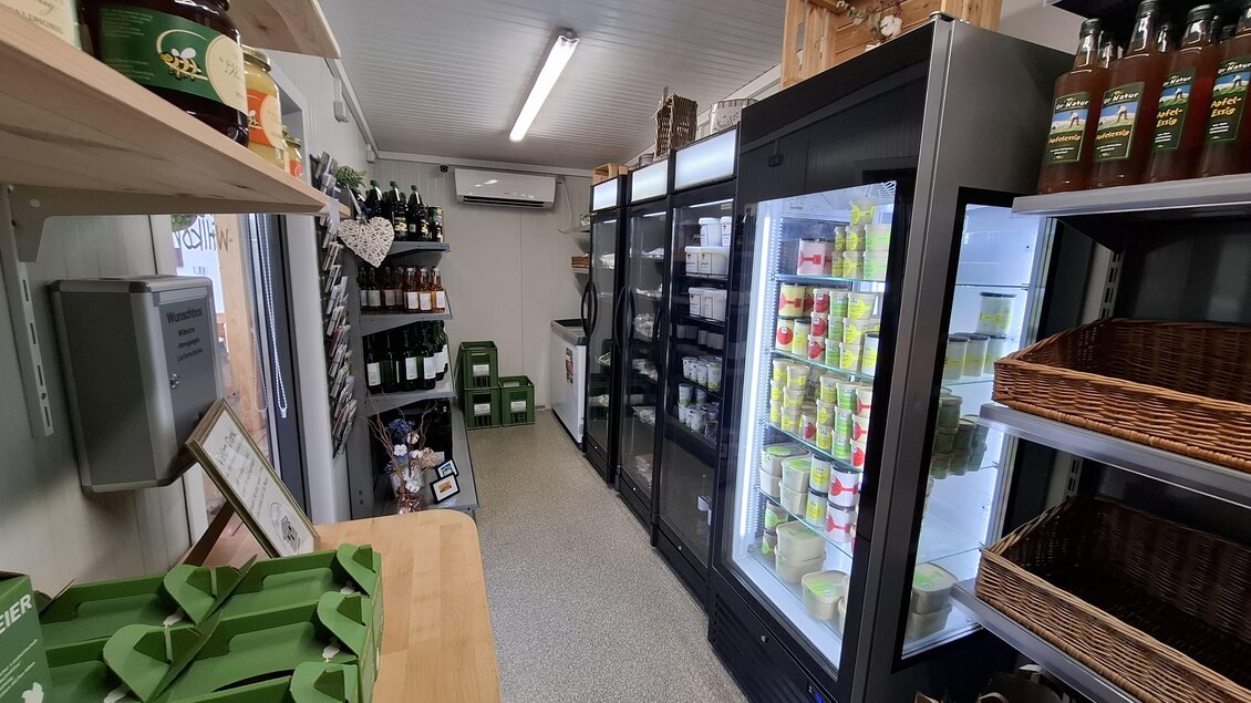Ein kleiner Lebensmittelladen mit Kühlschränken und Regalen. Das Innere ist ordentlich und gut organisiert mit verschiedenen Produkten. | © Erlebnisregion Murtal