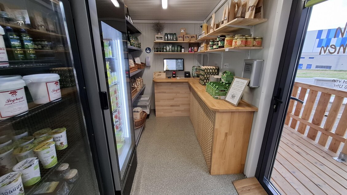 Ein moderner Verkaufsraum mit Holzregalen und Kühlschränken. Es werden verschiedene Lebensmittel und Produkte präsentiert. | © Erlebnisregion Murtal