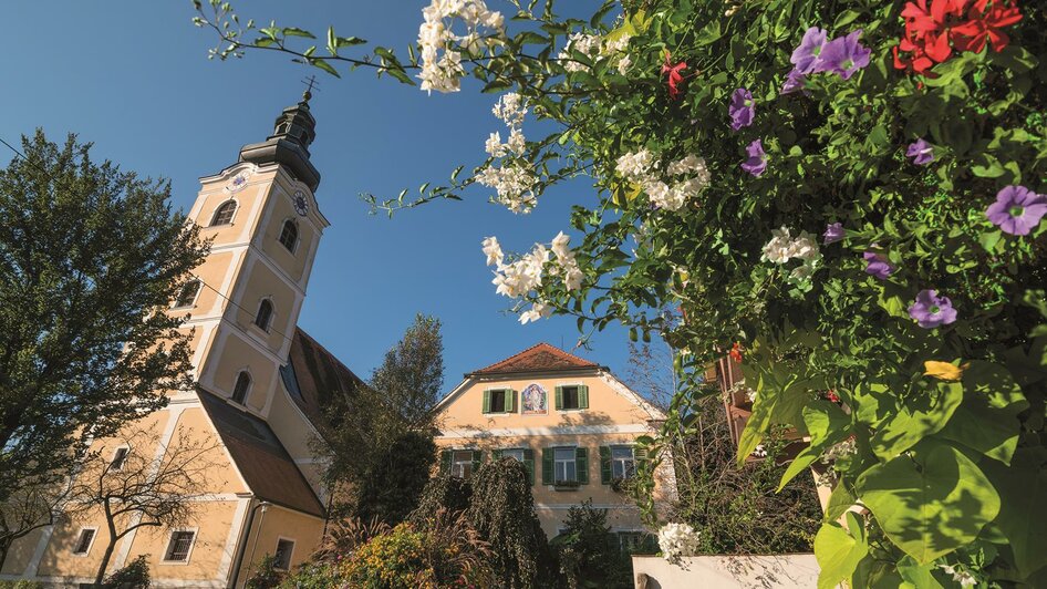 Pfarrkirche Bad Waltersdorf und Blumen@Bergmann | © Bernhard Bergmann