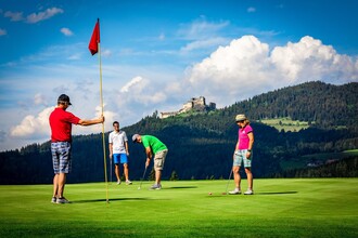 Golfen mit Blick auf die Burgruine Steinschloss | © SMG Mariahof