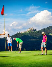 Golfen mit Blick auf die Burgruine Steinschloss | Mediadome | © SMG Mariahof