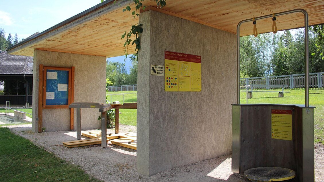 Ein informatives Gebäude im Freien mit Erklärungen und Schautafeln. Daneben befindet sich eine Sportstation mit attraktiver Landschaft im Hintergrund. | © Viola Lechner