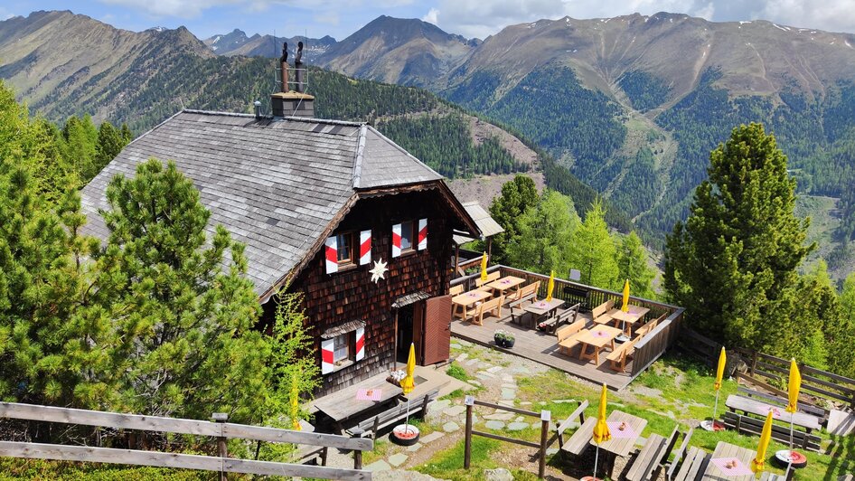 Grazer Hütte_mit Berge im Hintergrund | © TV Murau