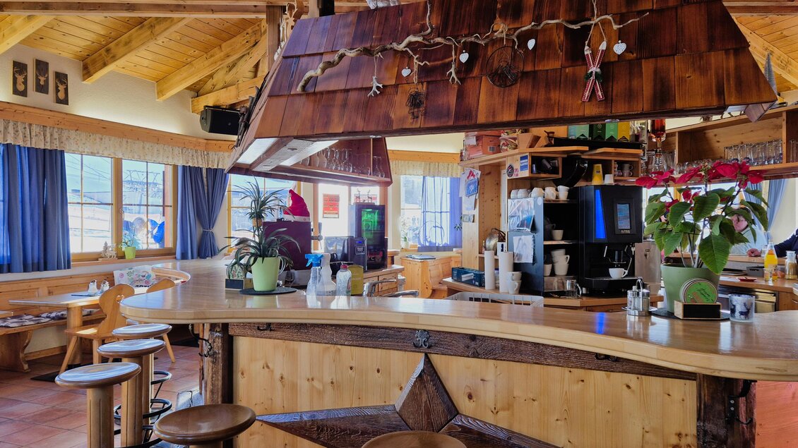 Eine gemütliche Bar aus Holz mit einer einladenden Atmosphäre. Pflanzen und Tische schaffen eine warme Umgebung. | © TV Murau