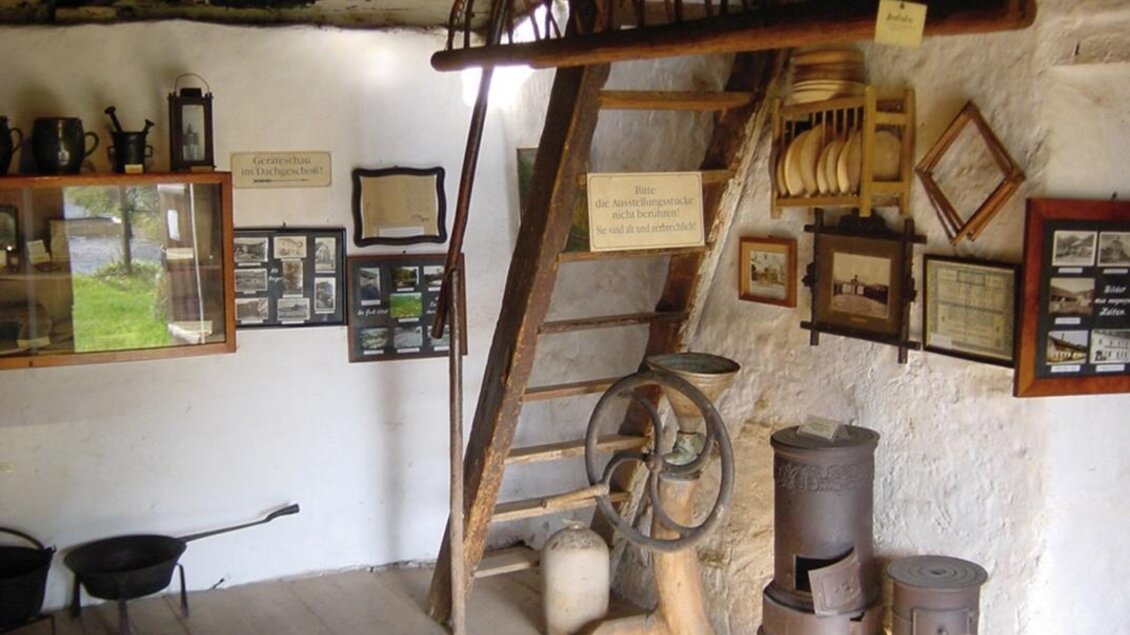 Museumsstücke im Heimatmuseum Rauchstubenhaus. | © Rauchstubenhaus