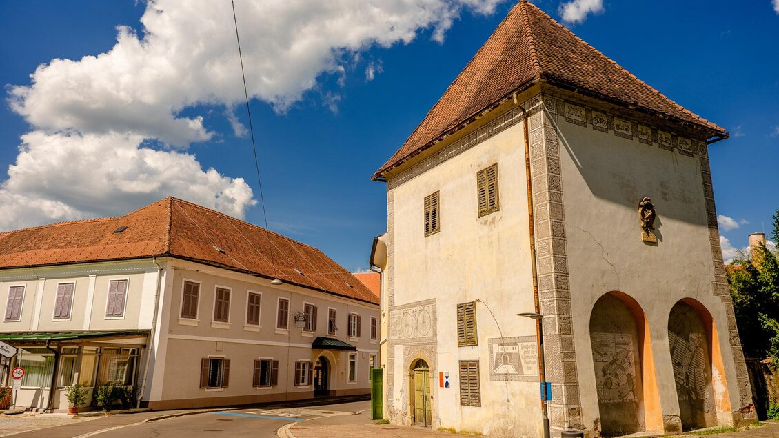 Puch-Haus in der Altstadt von Bad Radkersburg in der Südoststeiermark, historische Lehrstätte von Johann Puch mit Fassadenmalereien zu Fahrrädern und seiner späteren Fahrzeugproduktion. | © Zehnerhaus Bad Radkersburg