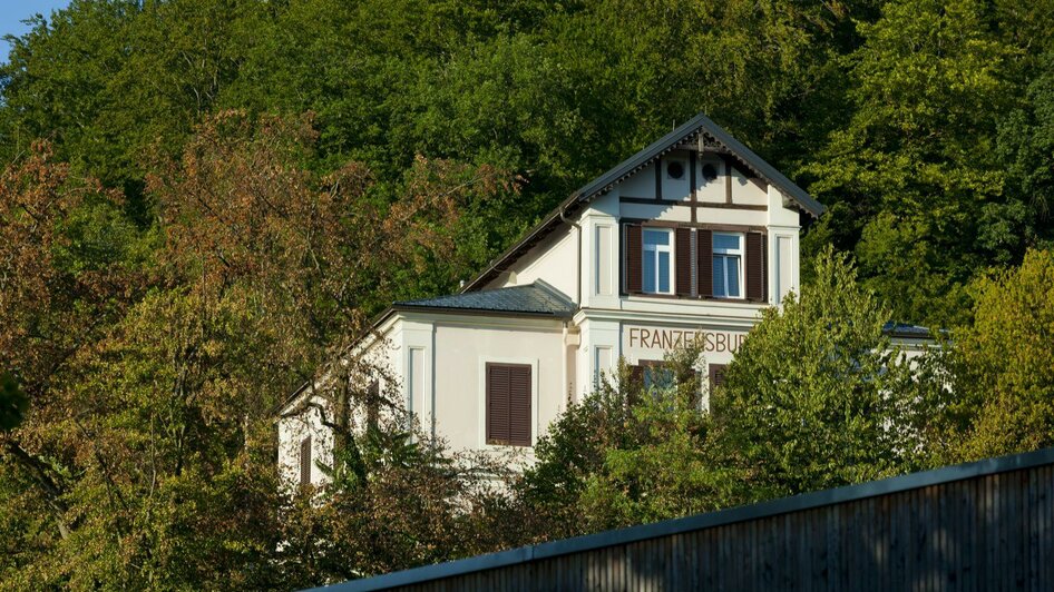 Die Villa Franzenburg liegt auf einer Anhöhe | © TVB Thermen- & Vulkanland