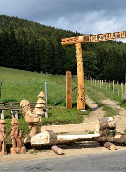 Wood-Sculpture-Path_Entrance_Eastern Styria | © Gasthof Haider