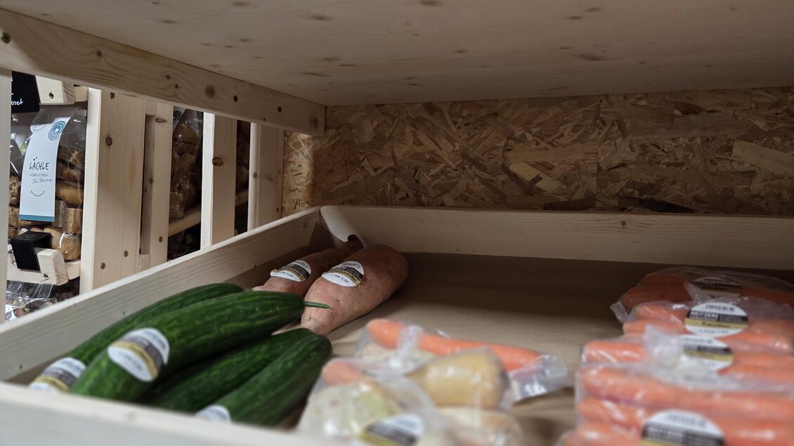 Ein Gemüseregal mit Zucchini, Karotten und verschiedenen Saucen. Die Produkte sind ordentlich angeordnet und gut sichtbar. | © Karl August