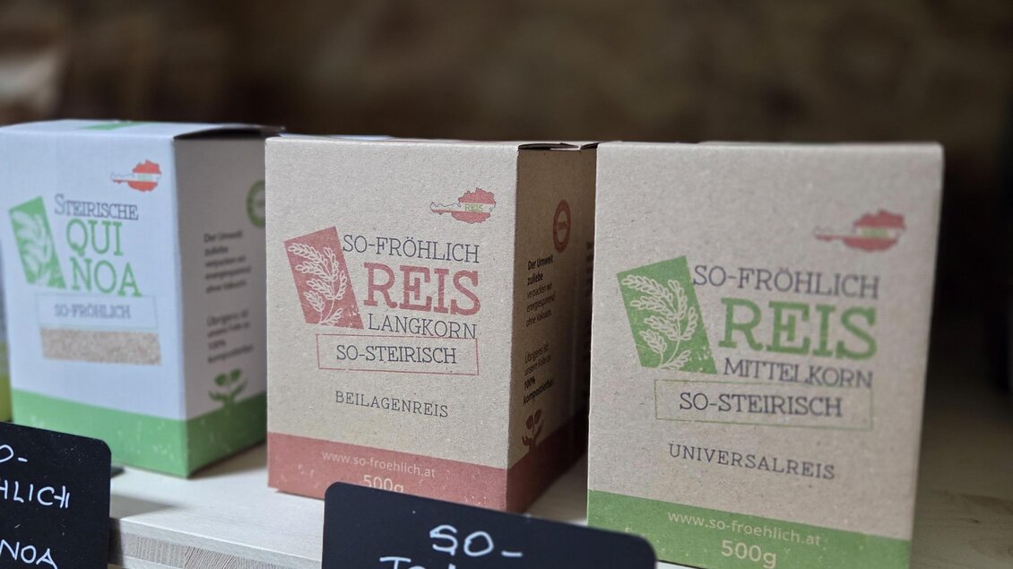 Eine Auswahl an Reisverpackungen in einem Regal. Die Produkte sind in umweltfreundlicher Verpackung gehalten. | © Karl August
