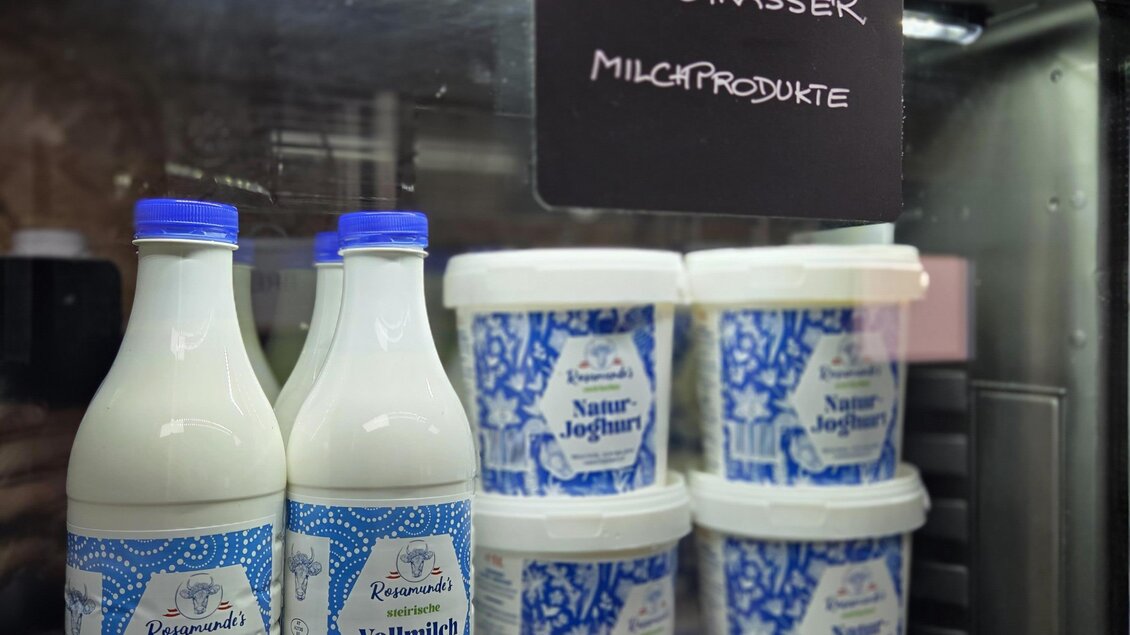 Kühle Milchprodukte in einem Verkaufsregal. Zu sehen sind Flaschen Vollmilch und Becher mit verschiedenen Milchprodukten. | © Karl August