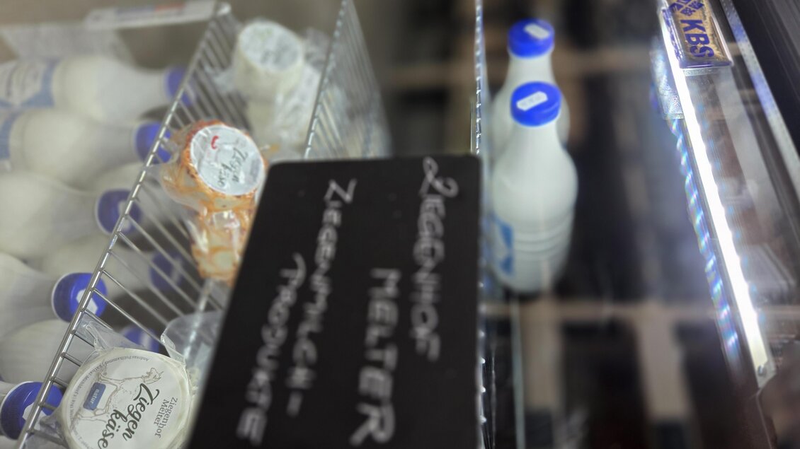 Eine Kühlvitrine mit verschiedenen Milchprodukten. Im Vordergrund befindet sich ein Schild mit der Aufschrift "Zugang nur für Mitarbeiter". | © Karl August