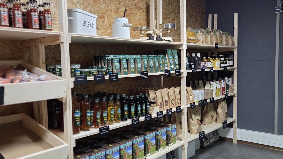 Ein kleiner Laden mit regalen voller Lebensmittel. Die Regale zeigen verschiedene Produkte wie Öle, Gewürze und Trockenwaren. | © Karl August