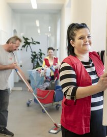 Reinigungsarbeiten | Jugend am Werk Steiermark | © Miriam Raneburger