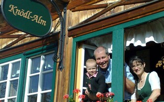 Toni, Fred u. Sandra (v.l.) die Wirtsleut | © Knödl-Alm