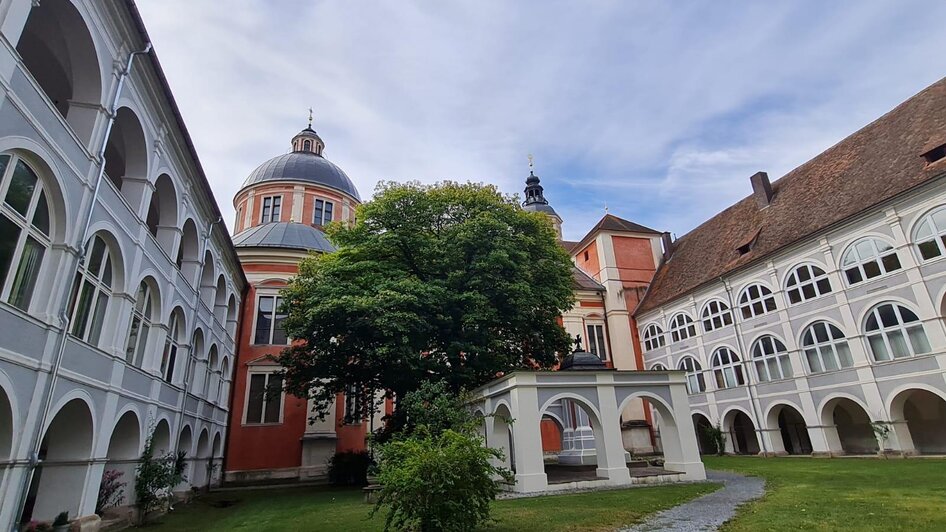 Kriegerdenkmalhof Pöllau_Innenhof_Oststeiermark | © Gottfried Rohrhofer