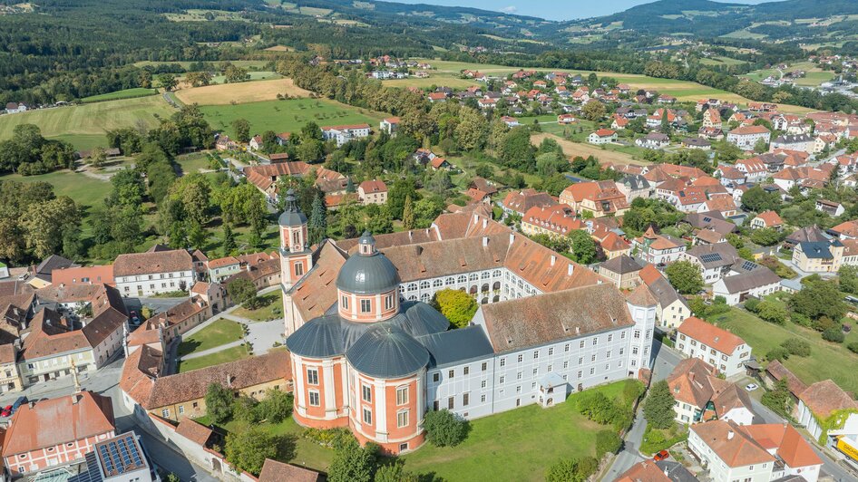 Kriegerdenkmalhof Pöllau_Schloss_Oststeiermark | © Helmut Schweighofer