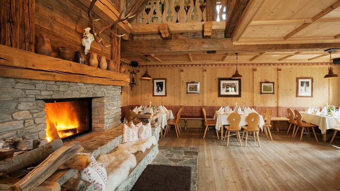Zu sehen ist die gemütliche Stube der Latschenhütte mit eigenem Ofen.  | © Latschenhütte