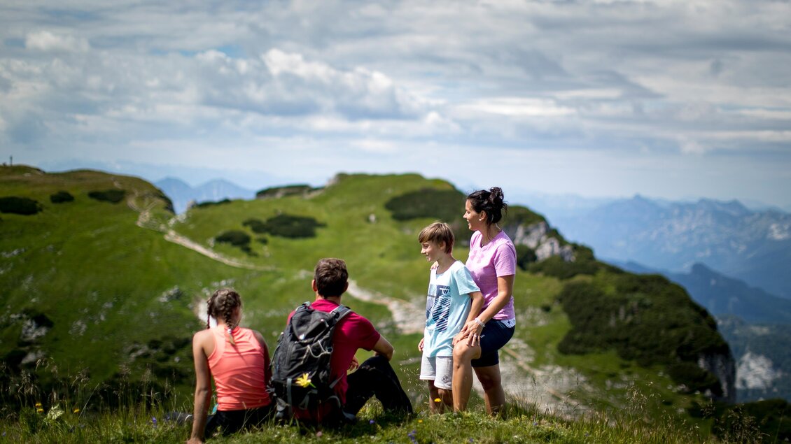 <p><p>Auf dem Loser genießt eine Familie die Aussicht auf die umliegende Berglandschaft des Ausseerland Salzkammerguts unter blauem Himmel. In der Ferne ist der weitere Wanderweg am Loser zu sehen.</p></p> | © TVB Ausseerland-Salzkammergut/Tom Lamm