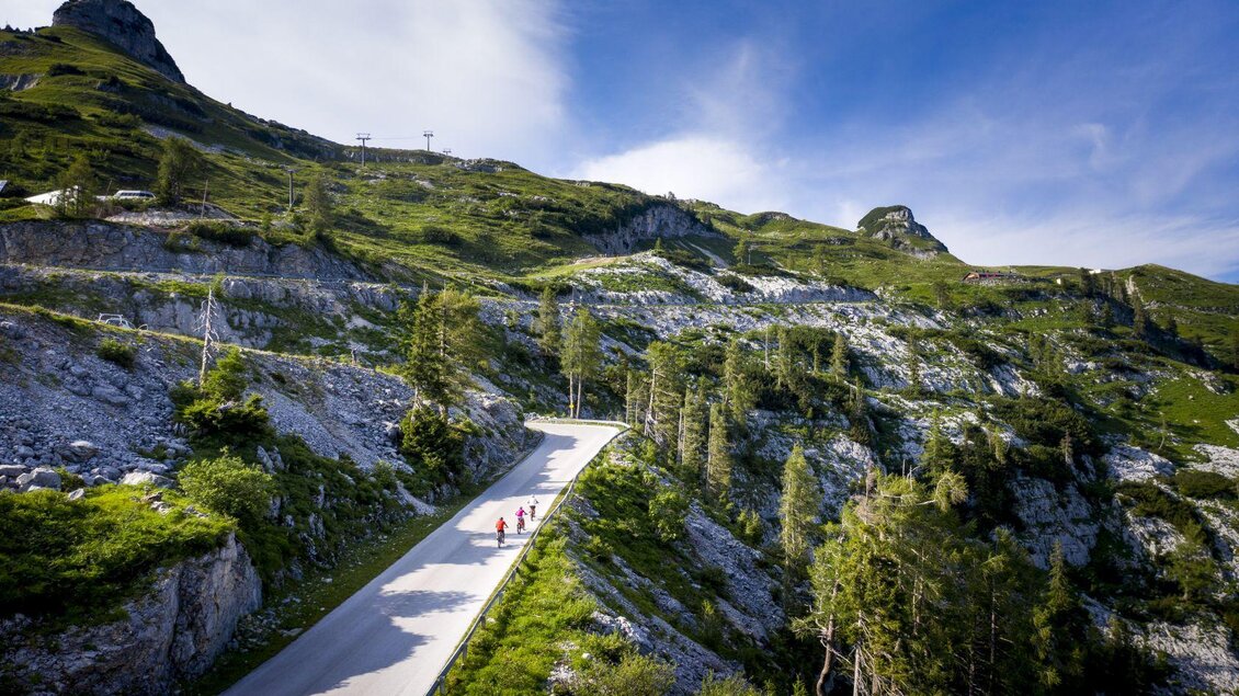 <p><p>Die kurvenreiche Panoramastraße führt durch die grüne Berglandschaft auf den Loser hinauf. Im Hintergrund ist der Skilift und ein blauer Himmel zu sehen.</p></p> | © TVB Ausseerland - Salzkammergut-Tom Lamm