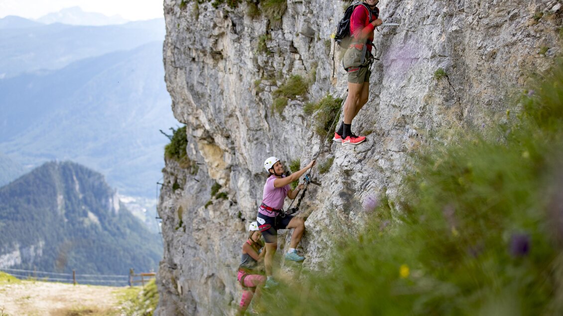 <p>Drei Kletterer besteigen die steile Felswand des Klettersteigs Sophie am Loser in Altaussee. Die Landschaft des Ausseerlandes im Hintergrund ist mit den vielen Bergen atemberaubend.</p> | © Loser Bergbahnen Altaussee/T. Lamm