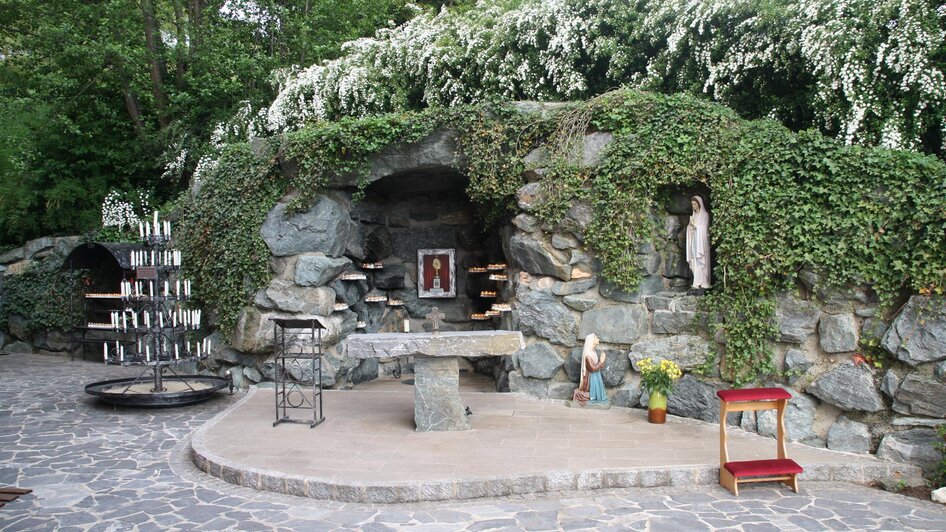 Lourdes Mariengrotte neben der Pfarrkirche | © Gemeinde Unterlamm