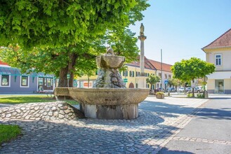 Hauptplatz Burgau mit Mariensäule und Brunnen | © Sandra Brünner