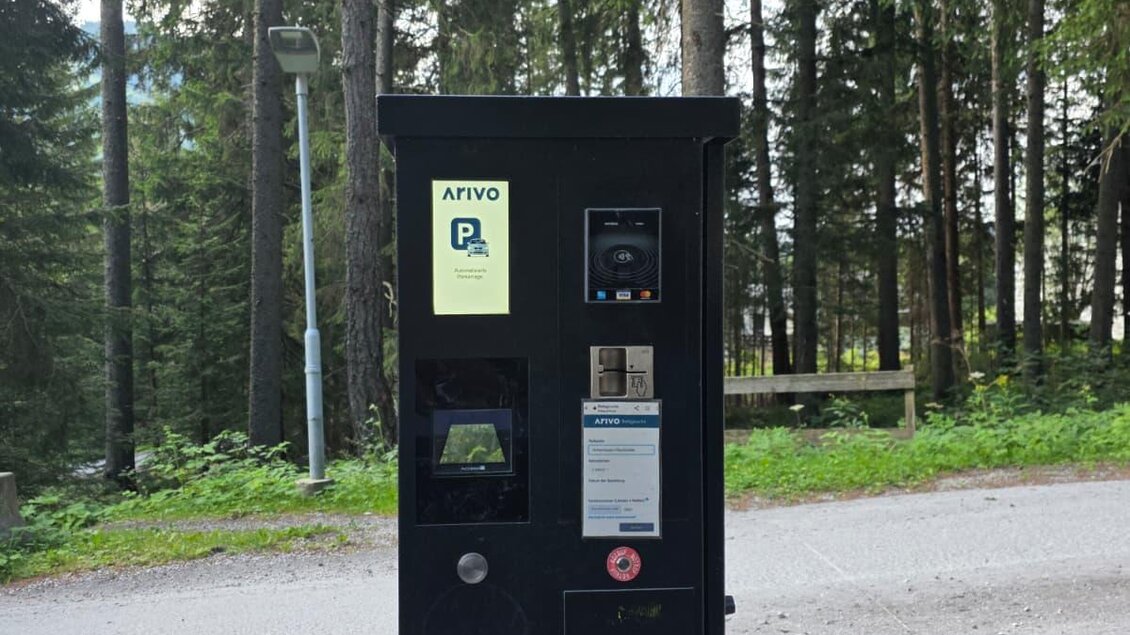 Ein Ticketautomat im Freien, umgeben von Bäumen. Der Automat hat verschiedene Tasten und einen Schlitz für Tickets. | © Marlene Zandl