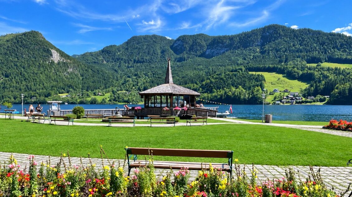 <p>Der Pavillon im Gemeindepark Grundlsee liegt idyllisch am Ufer des Grundlsees, umgeben von grünen Wiesen und der beeindruckenden Bergkulisse des Ausseerlandes. Unter dem klaren blauen Himmel lädt dieser besondere Ort zum Verweilen und Genießen ein.</p> | © Tourismusverband Ausseerland