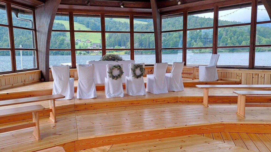 <p>Heiraten mit besonderem Ausblick: Im Pavillon am Grundlsee können standesamtliche Trauungen in stimmungsvoller Atmosphäre direkt am See gefeiert werden. Mehr Informationen dazu unter www.grundlsee.at.</p> | © Gemeinde Grundlsee, Theresa Grill