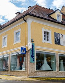 ModehausNeuböck-Außenansicht-Murtal-Steiermark | © Neuböck Mode-Hochzeit-Trachten | Neuböck Mode-Hochzeit-Trachten | © Neuböck Mode-Hochzeit-Trachten