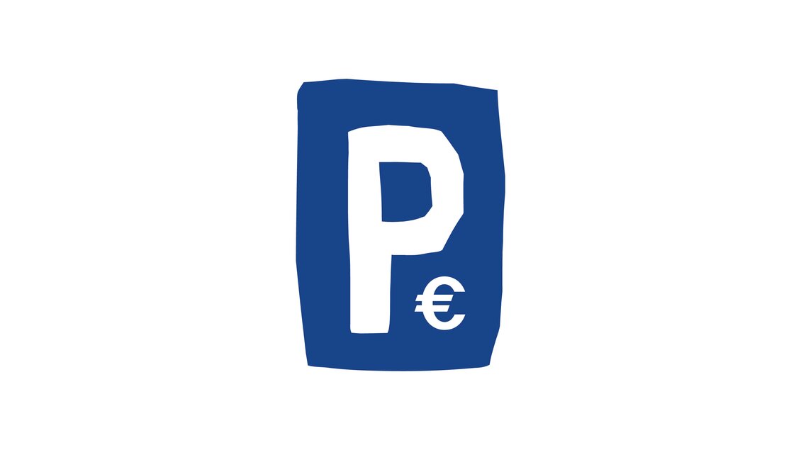 Ein Parkplatz-Symbol auf blauem Hintergrund. Die Buchstaben "P" und das Euro-Symbol sind deutlich sichtbar. | © TV Gesäuse