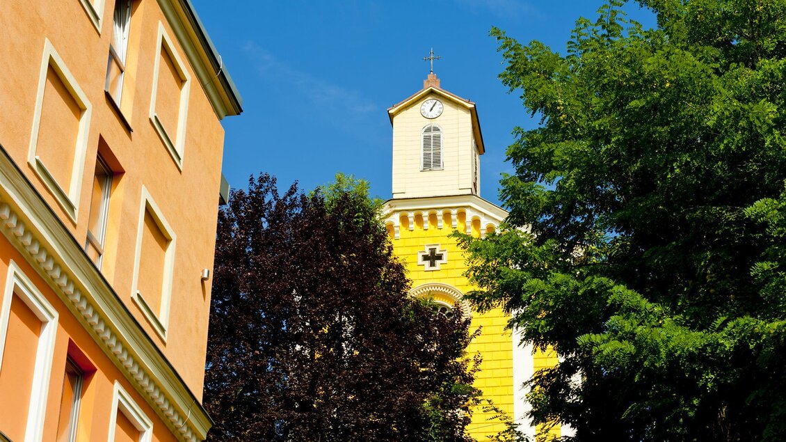 Blick von der Oberen Brunnenstraße zur Pfarrkirche | ©  Thermen- & Vulkanland