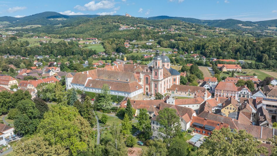 Pöllau_Luftaufnahme Schloss Pöllau_Oststeiermark | © Helmut Schweighofer