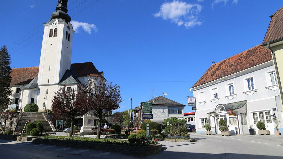 Hauptplatz_Kirche_Oststeiermark | © Tourismusverband Oststeiermark