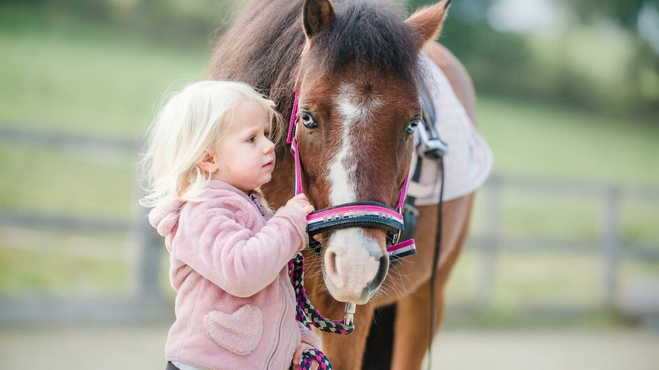 Reitstall Mandl_Kind mit Pferd_Oststeiermark | © Elisabeth Mandl