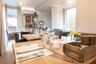 Tabel setting in the Restaurant "Die Speisemanufaktur" | © Weingarten-Resort