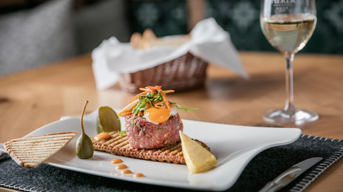 Zu sehen ist eine Vorspeise mit Ei, Karpern und Toastbrot serviert.  | © Almwellness Hotel Pierer