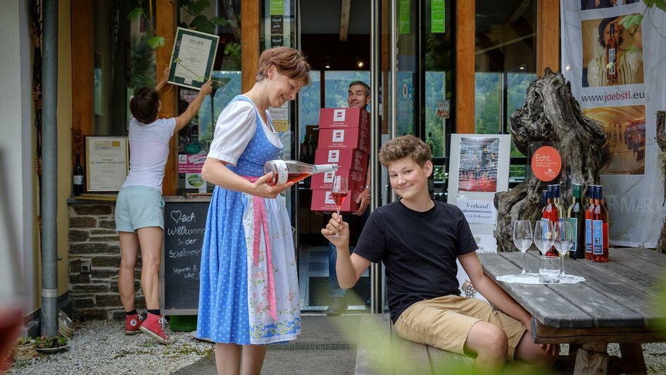 Familie Jöbstl bei der Arbeit | © Schilcherei Jöbstl