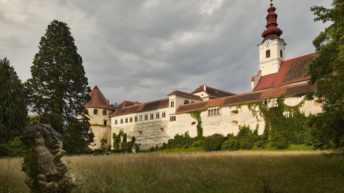 Eine alte Burg mit Türmen und Zinnen in einer ländlichen Umgebung. Der Himmel ist bewölkt und die Wiesen sind unberührt. | © Simone Sandahl