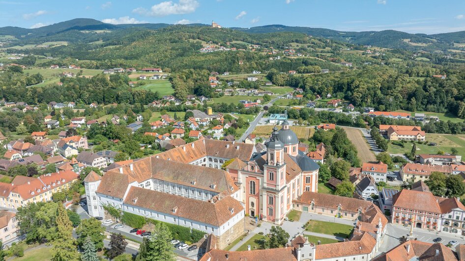 Schoss und Pfarrkirche Pöllau_Oststeiermark | © Helmut Schweighofer