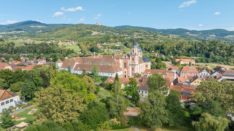 Schlosspark Pöllau_Blick auf Kirche_Oststeiermark | © Helmut Schweighofer