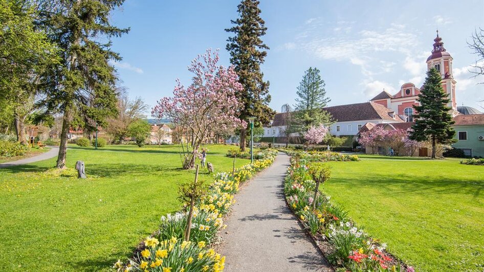 Schlosspark Pöllau_Gehweg_Oststeiermark | © Helmut Schweighofer