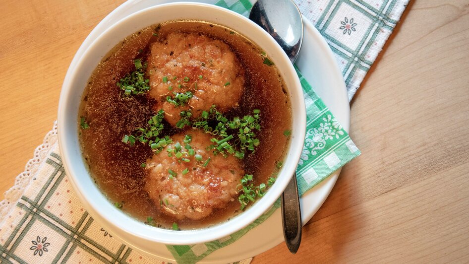 Kaspressknödelsuppe | © Corinna Harrer Fotografie