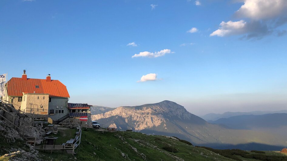 Das Schneealpenhaus im Sonnenlicht.